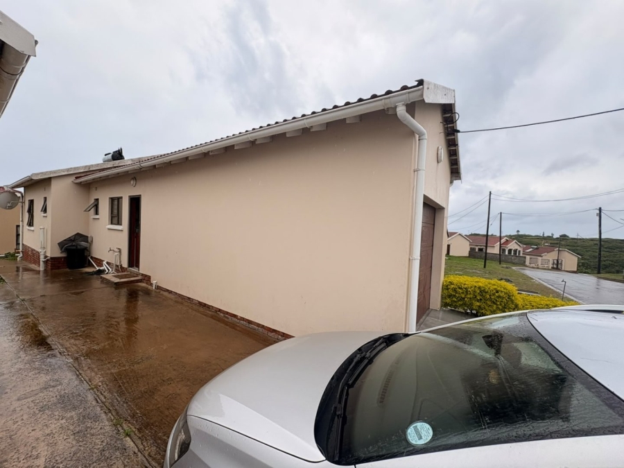 3 Bedroom Property for Sale in Cove Rock Eastern Cape